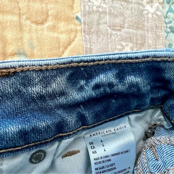 American Eagle Hi Rise Shortie w/Daisy design - Picture 6 of 6